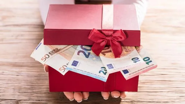 ¿Hay que declarar el dinero que se recibe en forma de regalo? Hacienda lo aclara