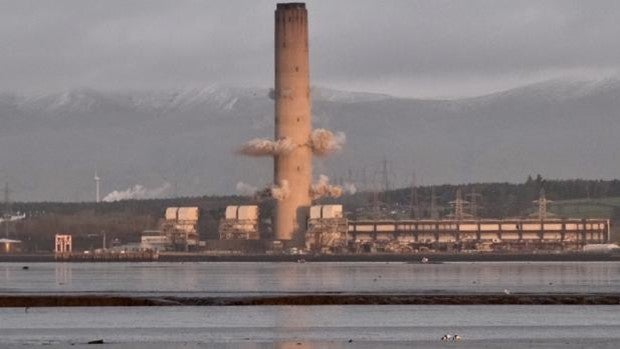 Derriban la chimenea de la que fue la mayor central de carbón de Europa