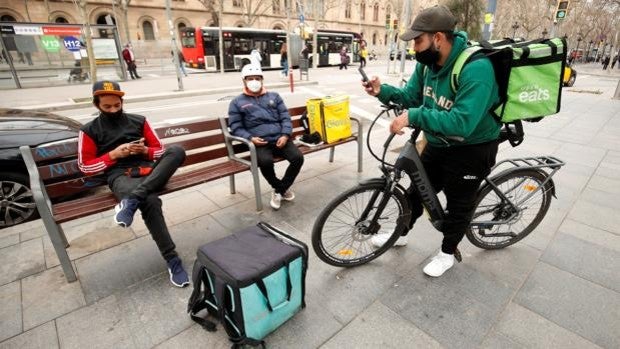 Bruselas se lanza a regularizar la relación laboral de las plataformas como Glovo, Cabify y Uber