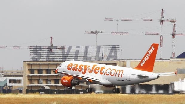 Los sindicatos convocan huelgas en EasyJet en plenas navidades