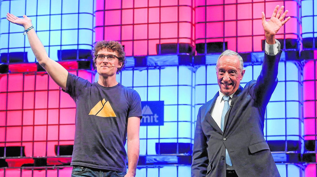 El presidente portugués, Marcelo Rebelo de Sousa (derecha), y el cofundador de Web Summit, Paddy Cosgrave, se despiden del público en la edición 2017 de la feria tecnológica