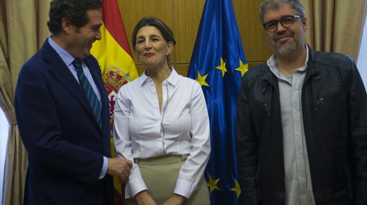 Yolanda Díaz junto a Antonio Garamendi y Unai Sordo