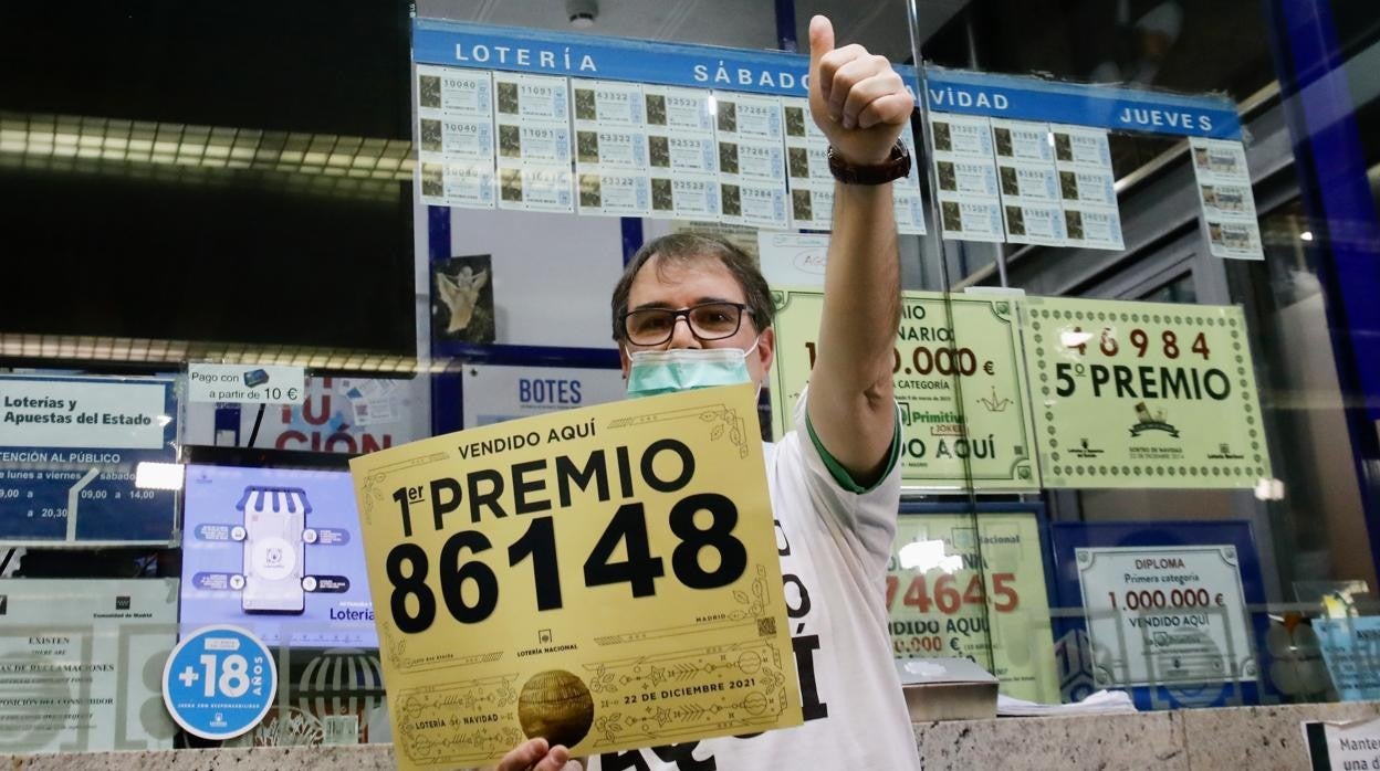 Administración de Loterías y Apuestas del Estado de la estación de trenes de Atocha, en Madrid, donde una sevillana y su pareja compraron dos décimos del gordo, premiados con 800.000 euros