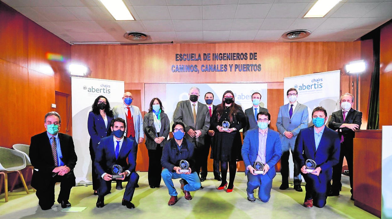 Foto de familia de los ganadores de estos galardones que alientan la transferencia de conocimiento