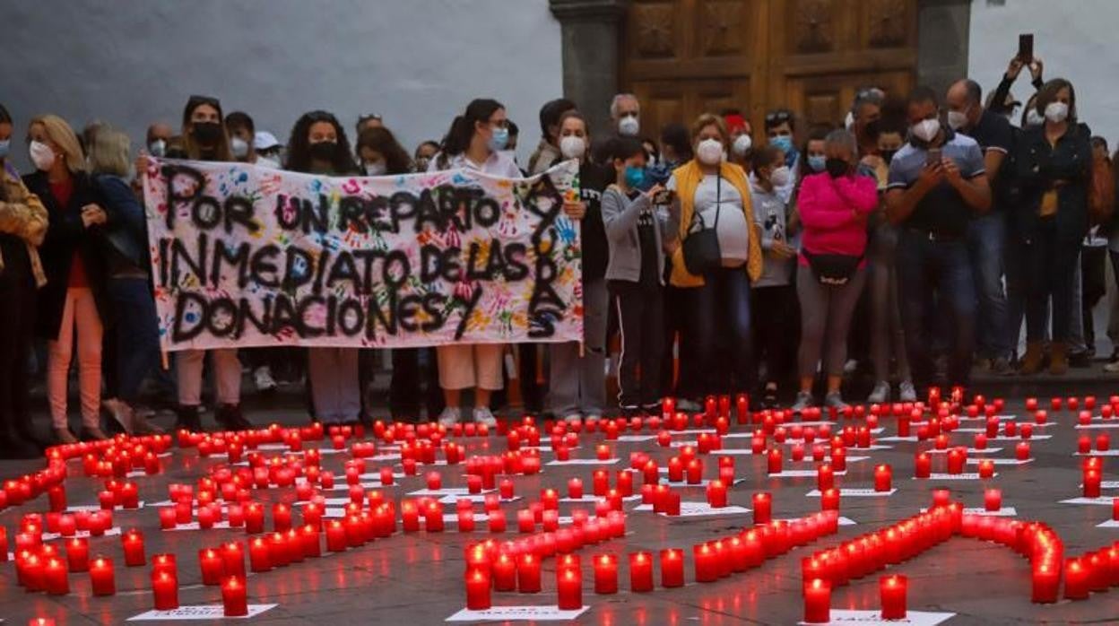 Manifestación por el reclamo de ayudas y donaciones de los afectados por el volcán en Santa Cruz de Tenerife