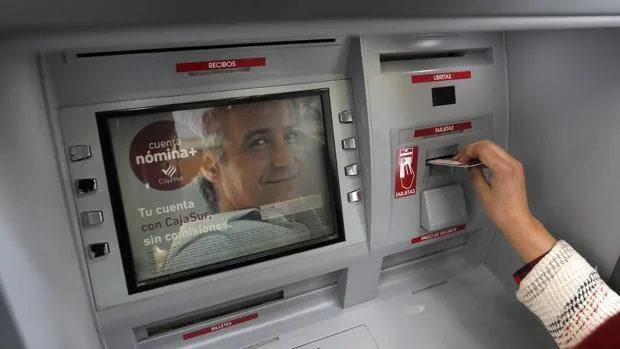 ¿Pueden los bancos obligar a los clientes a sacar dinero desde el cajero en lugar de la ventanilla?