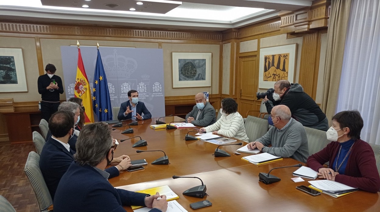 El ministro de Consumo Alberto Garzón (al fondo de la imagen) junto a los representantes de COAG