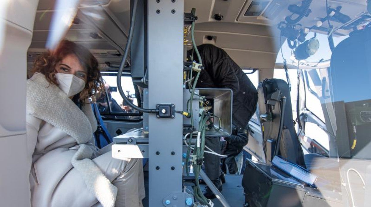María Jesús Montero, montada en el nuevo helicóptero de Vigilancia Aduanera