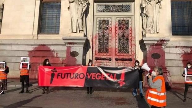 Activistas arrojan pintura a la fachada del Ministerio de Agricultura para exigir el cese de subsidios a la ganadería