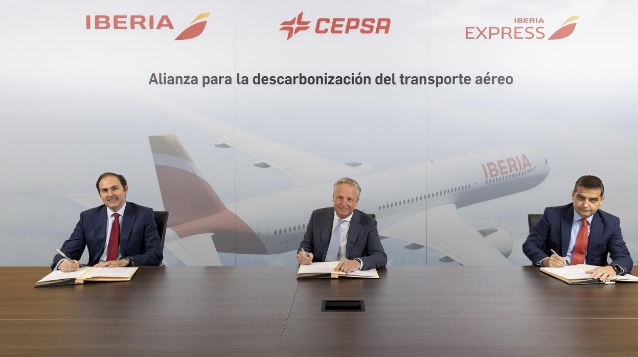 Los primeros ejecutivos de Iberia, Cepsa e Iberia Express durante la firma del acuerdo