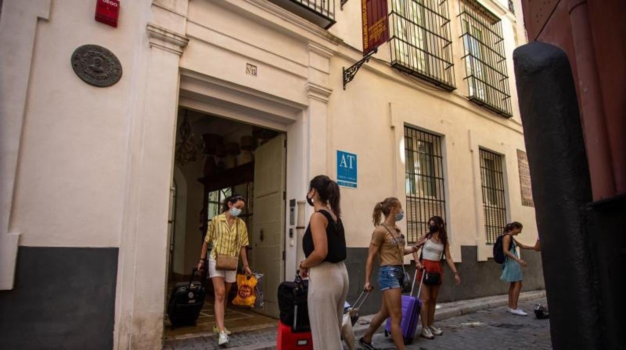 Hotel con turistas en Sevilla