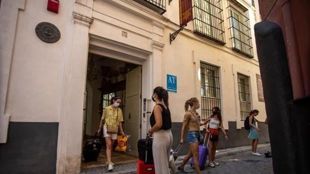 Las pernoctaciones hoteleras se disparan un 86,7% en 2021, pero siguen un 50% por debajo respecto a 2019