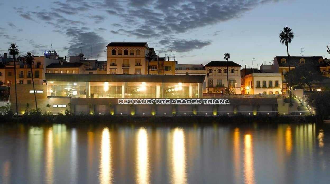 Vista del restaurante Abades Triana desde el Paseo Colón de Sevilla