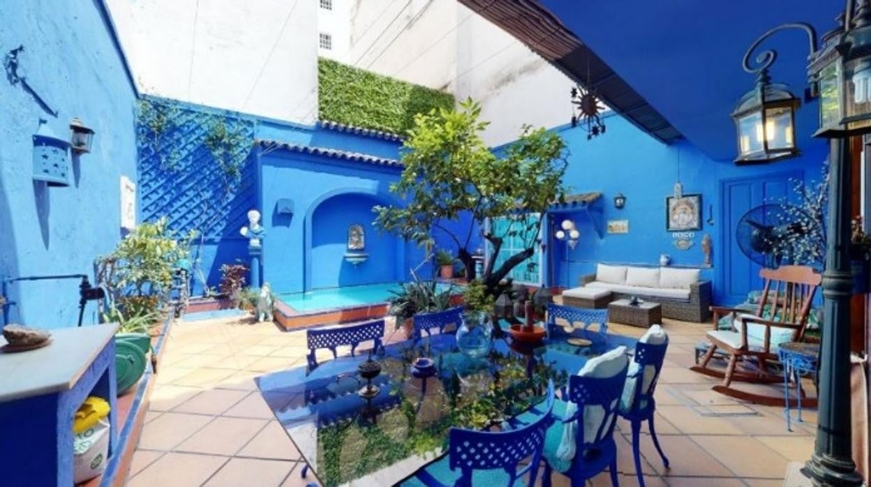 Patio en tonos azules con piscina de agua salada