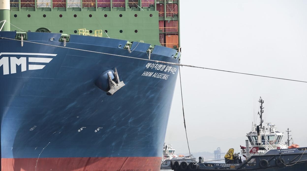 maniobras de un remolcador en el puerto de Algeciras