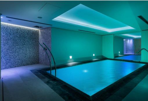 Piscina interior con spa