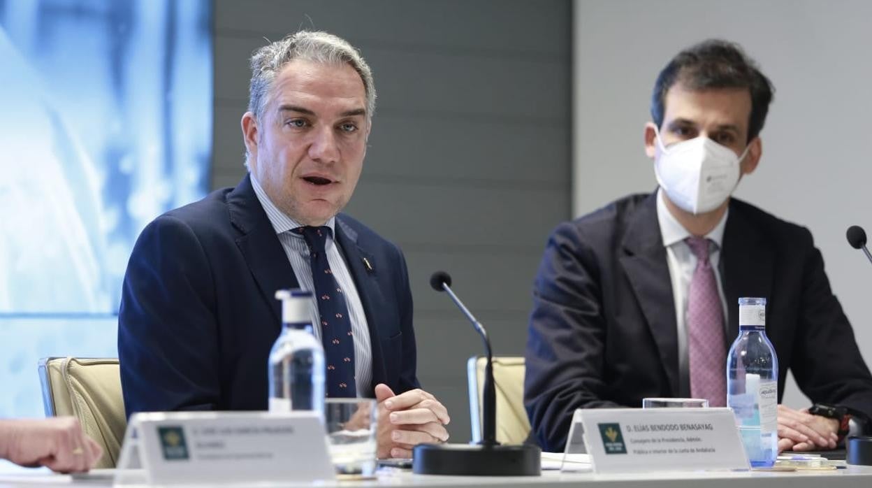 Elías Bendodo, consejero de Presidencia de la Junta de Andalucía, junto a Rafael Alcaide, director de Vodafone en Andalucía, Extremadura, Ceuta y Melilla