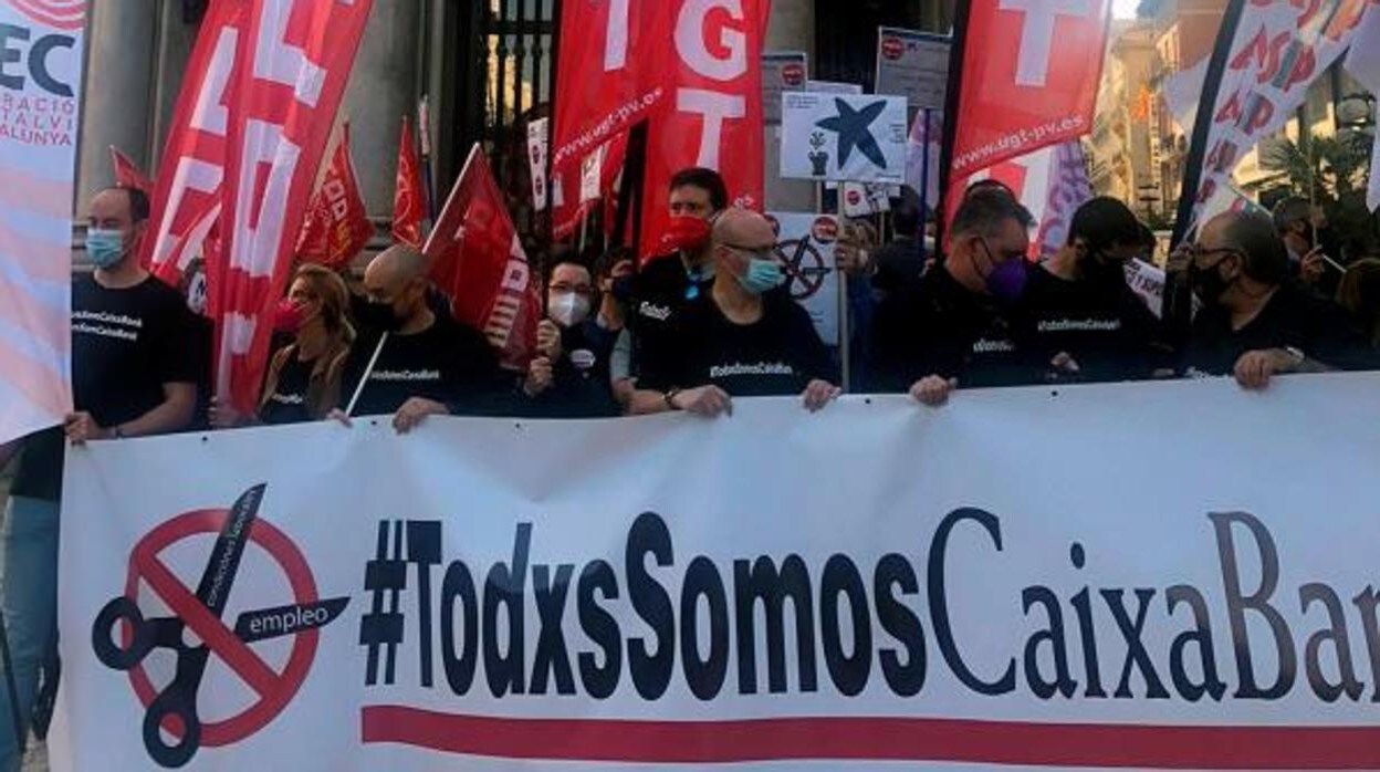 Los sindicatos durante una protesta en mayo de 2021 por el ERE de Caixabank