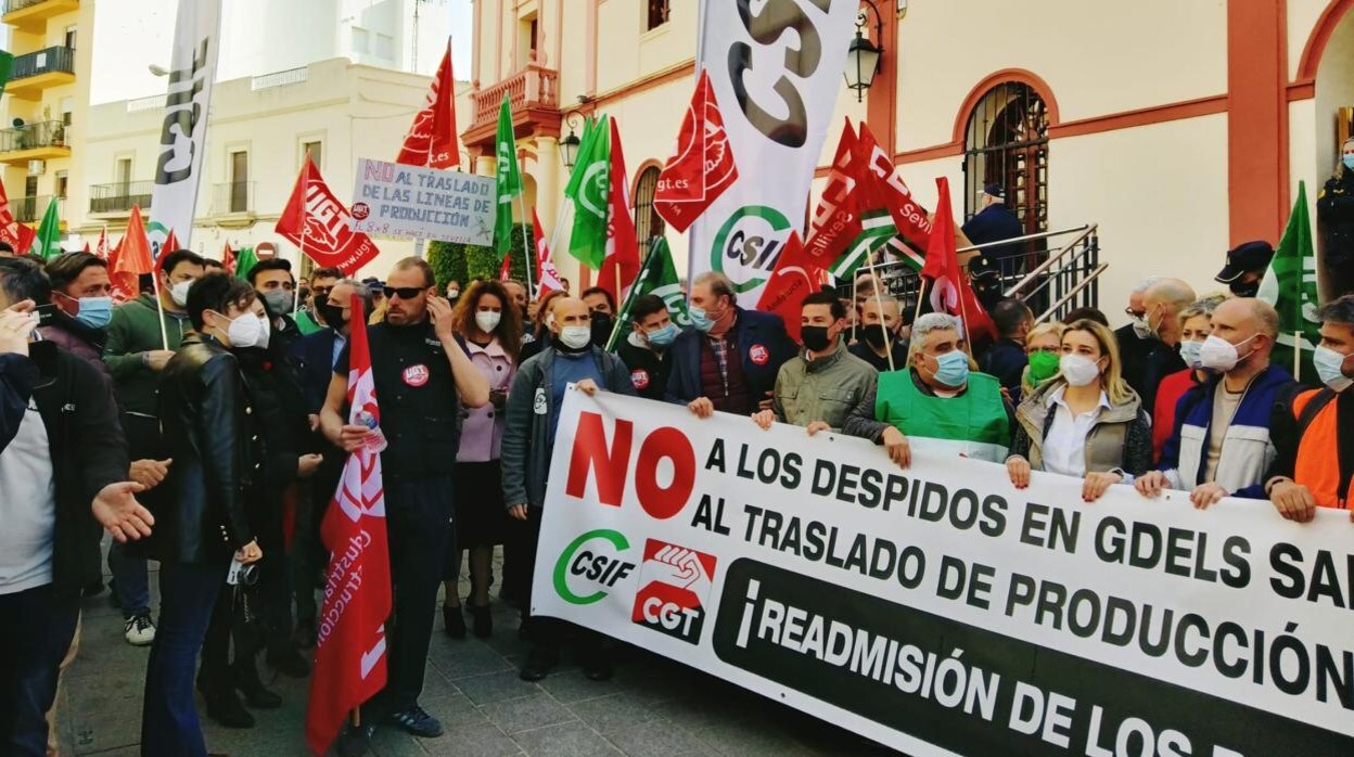 La alcaldesa de Alcalá ha acompañado a los trabajadores en la cabecera de la manifestación