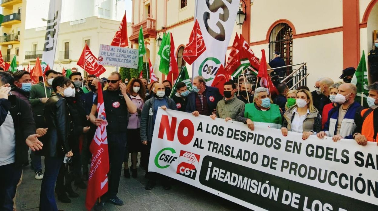 La alcaldesa de Alcalá ha acompañado a los trabajadores en la cabecera de la manifestación