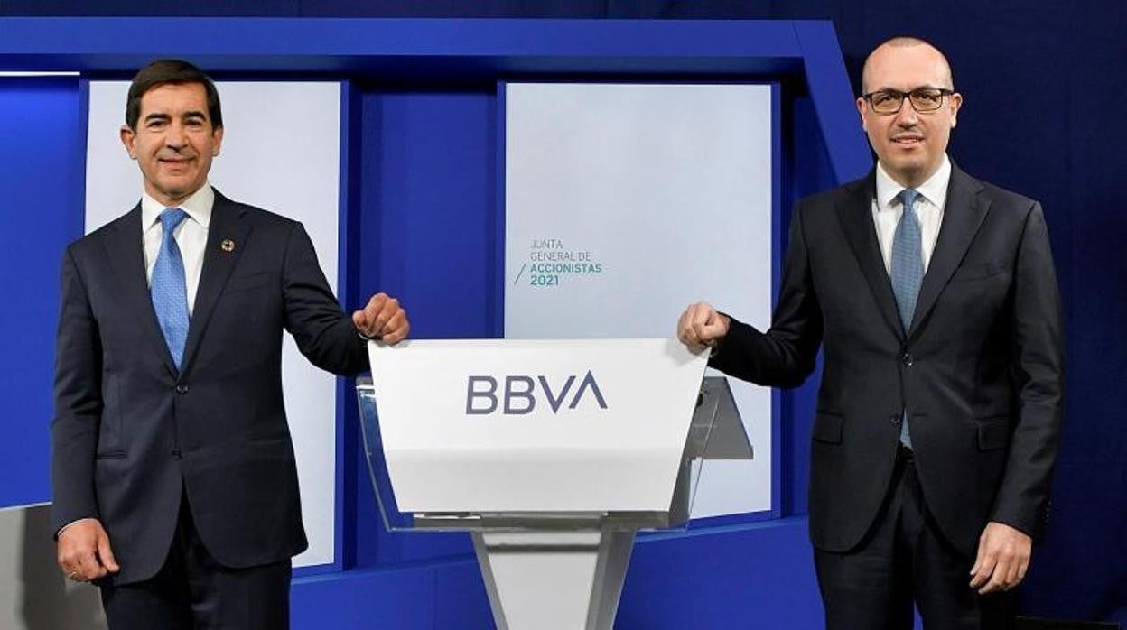 Carlos Torres Vila (i), presidente de BBVA, junto a Onur Genç, consejero delegado de BBVA, durante la Junta General de Accionistas 2021