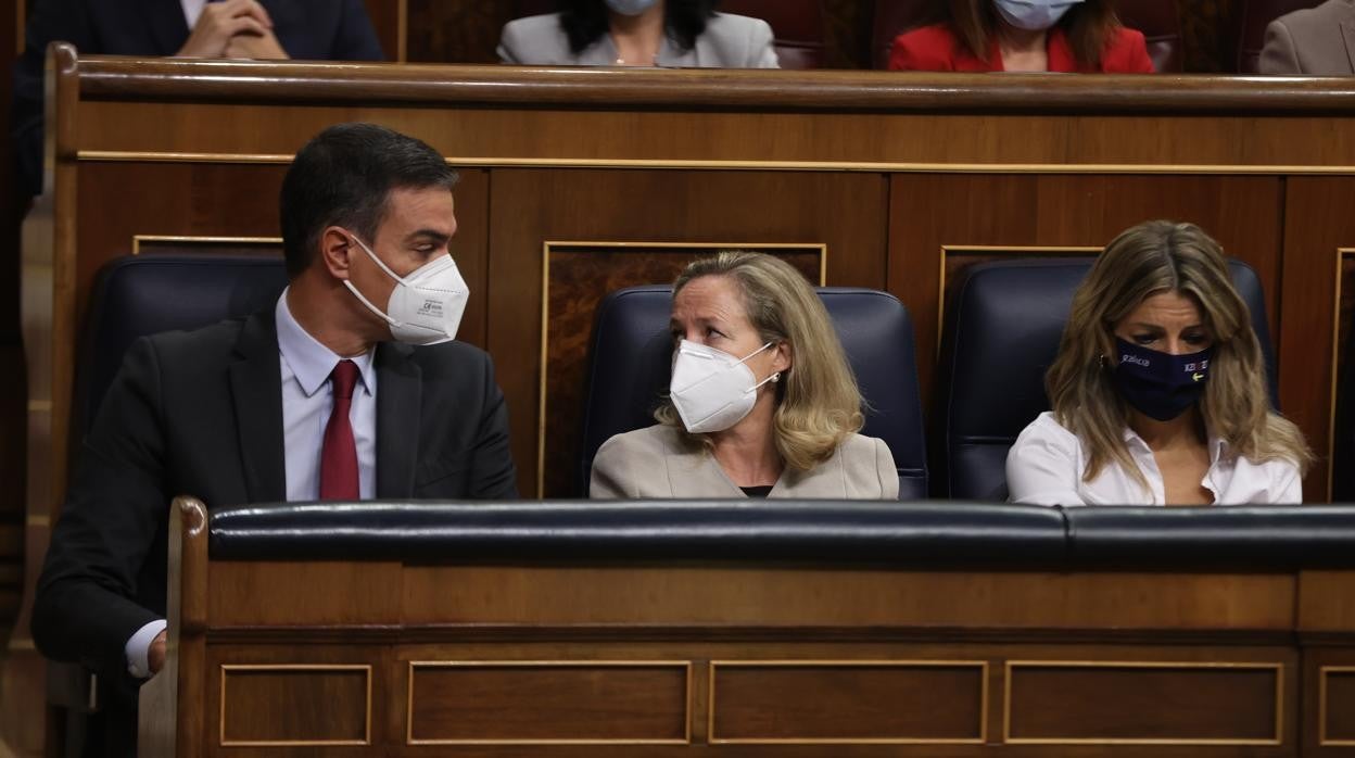 Pedro Sánchez, Nadia Calviño y Yolanda Díaz