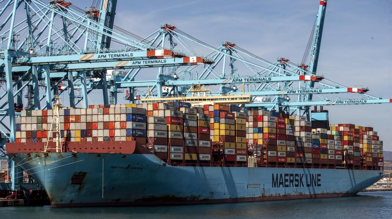 Barco en el puerto de Algeciras