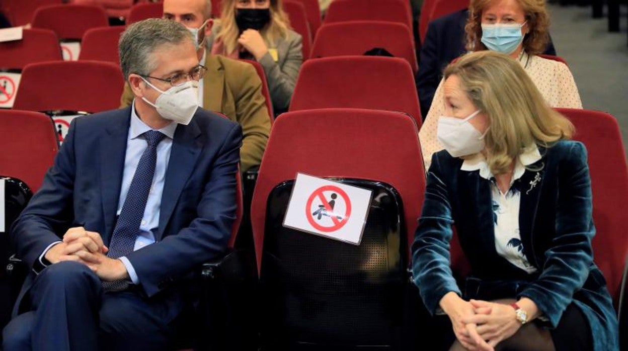 Pablo Hernández de Cos, gobernador del Banco de España, y Nadia Calviño, vicepresidenta económica