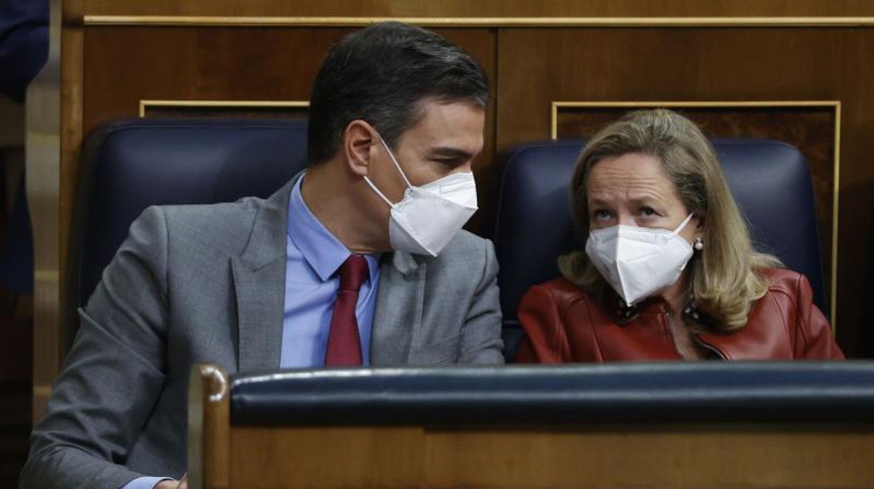 Pedro Sánchez, presidente del Gobierno, y Nadia Calviño, vicepresidenta económica
