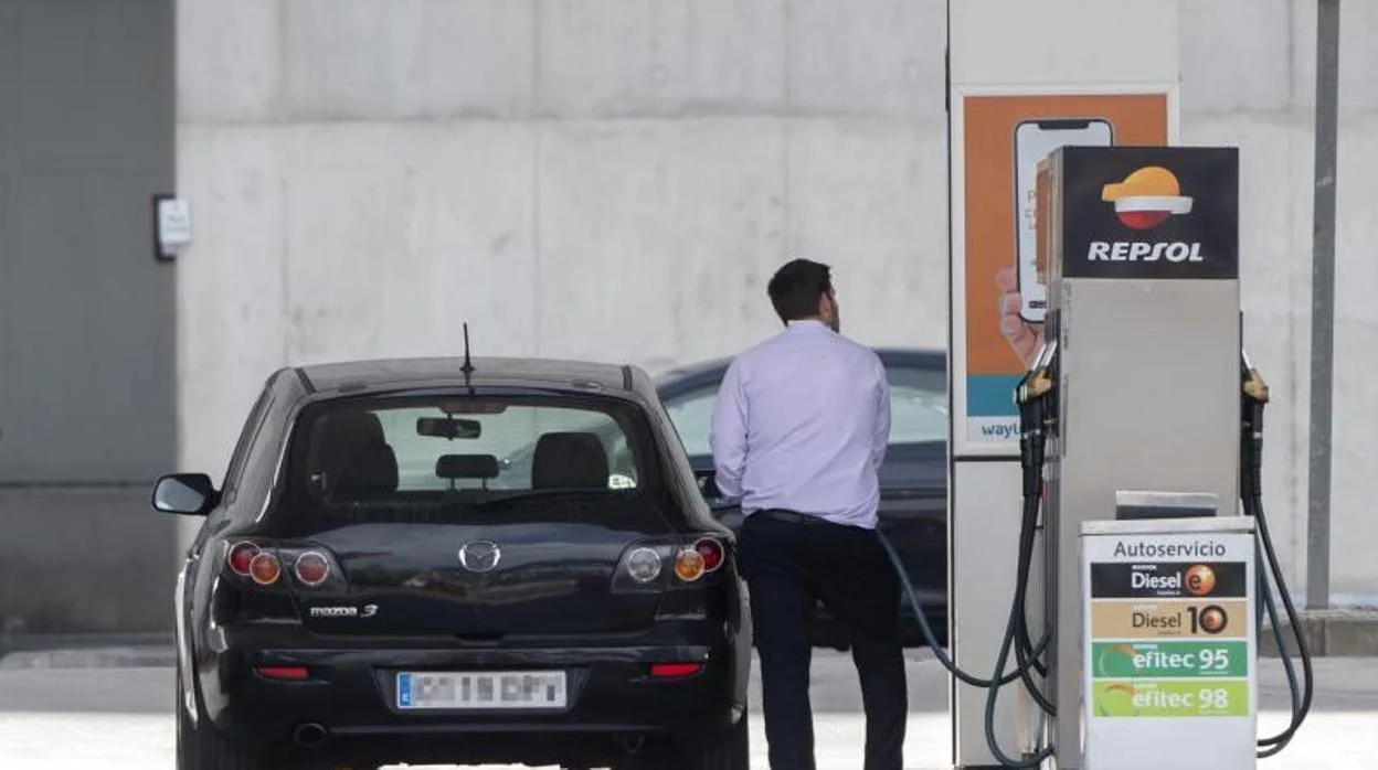 Un hombre llena el depósito de carburante en una estación de servicio
