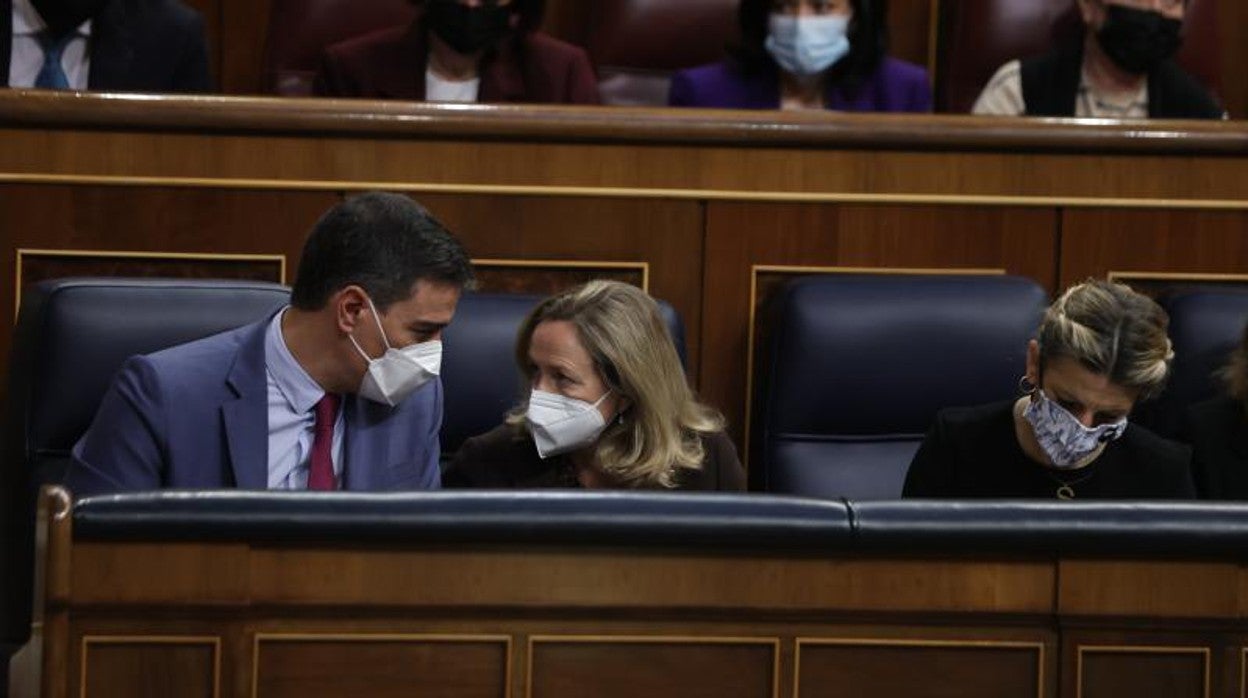 Pedro Sánchez, presidente del Gobierno, y Nadia Calviño, vicepresidenta económica