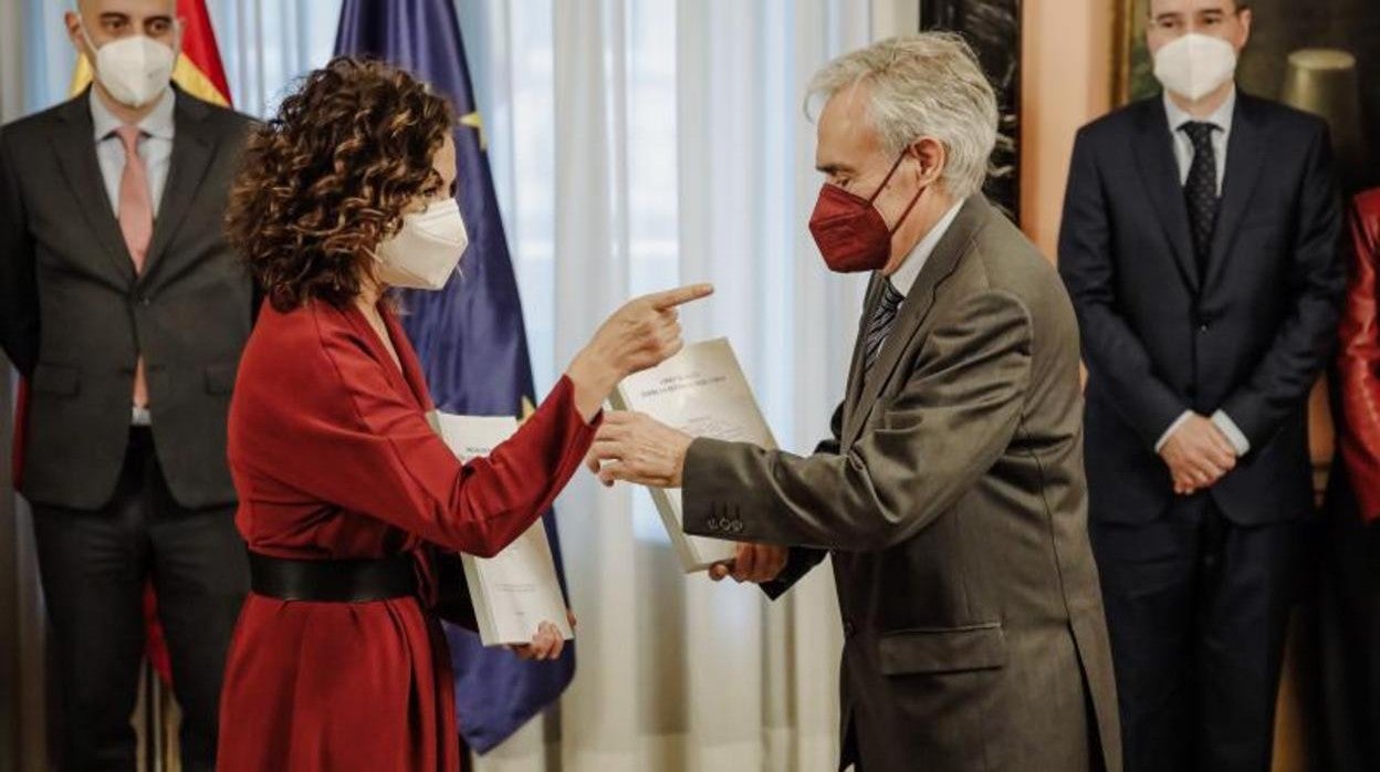 La ministra Montero recibe el Libro Blanco sobre la reforma del sistema tributario