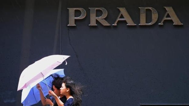 Prada suspende su actividad en Rusia