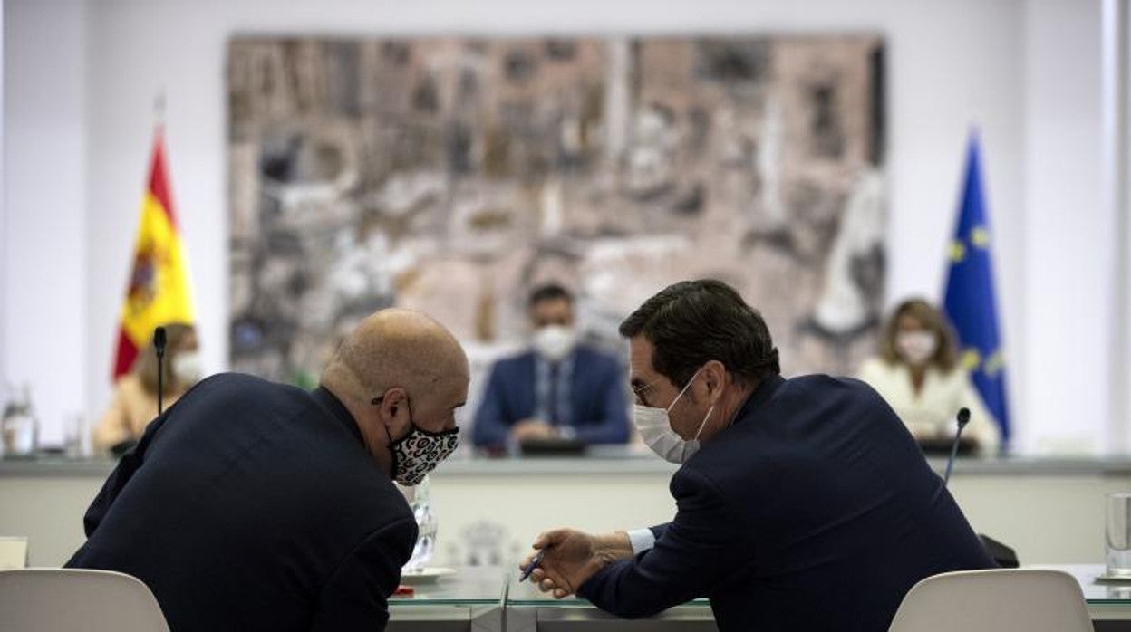 Unai Sordo (CCOO) y Antonio Garamendi (CEOE), en la reunión con el Gobierno