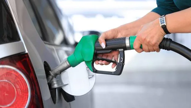 ¿Cuándo es más barato echar gasolina y diésel?