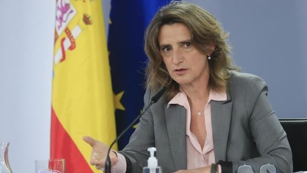 Teresa Ribera vuelve a amagar con desacoplar el gas del precio de la luz a partir de abril