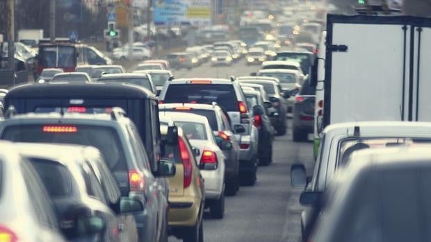 Montero ultima un golpe fiscal al automóvil con los carburantes en máximos