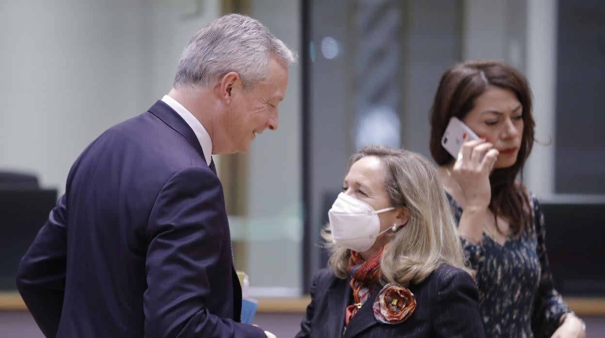 La vicepresidenta económica, Nadia Calviño, saluda el ministro de Finanzas francés, Bruno Le Maire