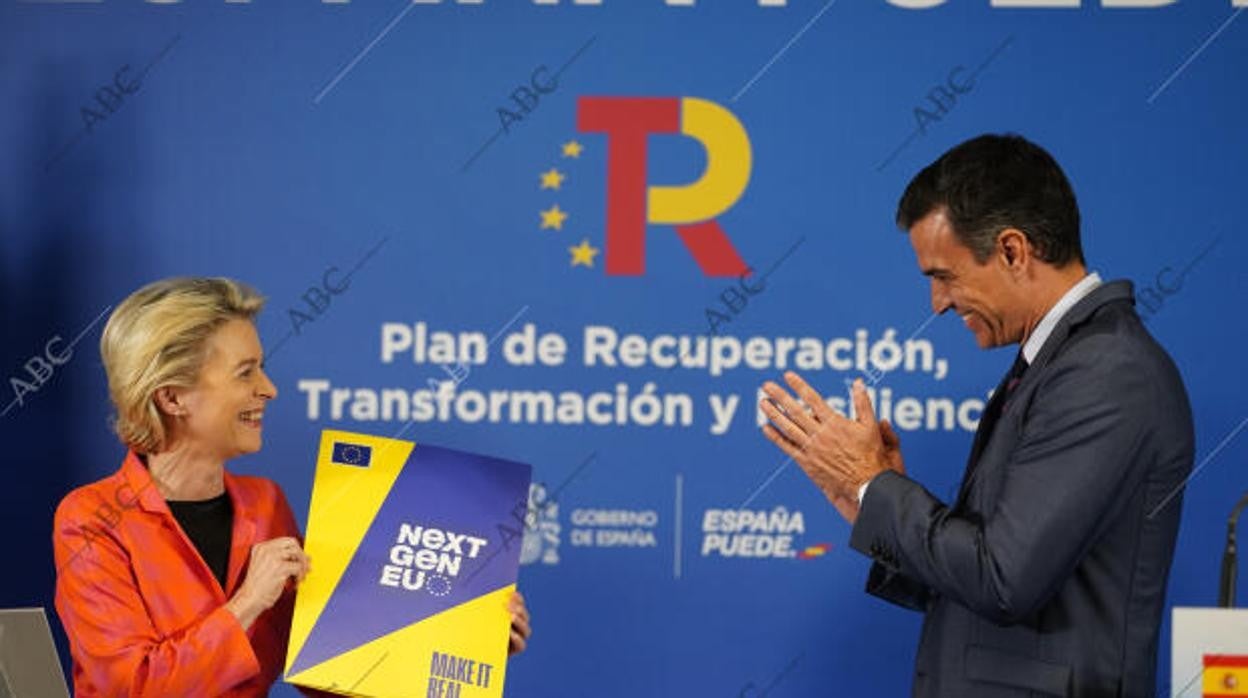 La presidenta de la CE, Ursula von der Leyen, y Pedro Sánchez