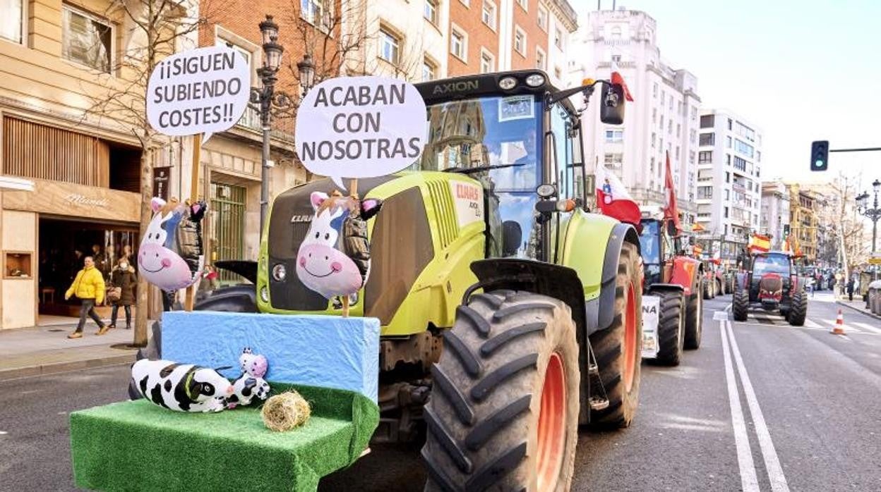 Protesta de ganaderos por la subida de los costes de la producción de la leche