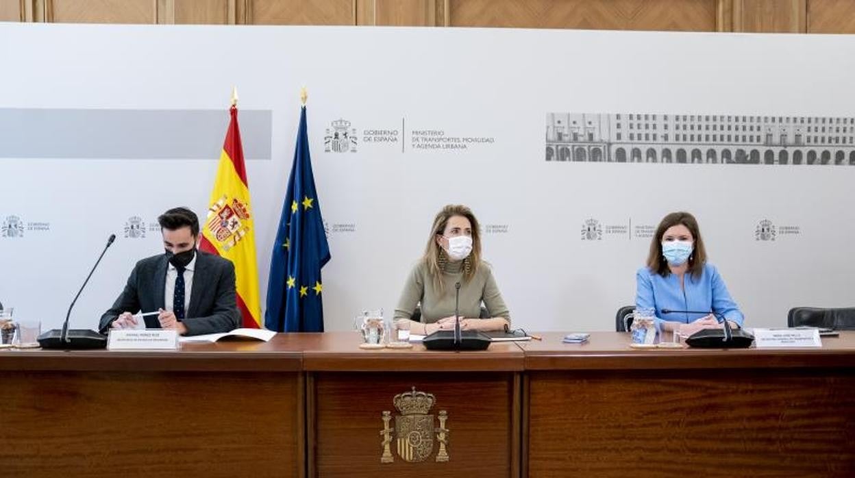 El secretario de Estado de Seguridad, Rafael Pérez Ruiz; la ministra de Transportes, Movilidad y Agenda Urbana, Raquel Sánchez; y la secretaria general de Transportes y Movilidad, María José Rallo, durante la reunión con los representantes del Departamento de Mercancías del Comité Nacional del Transporte por Carretera (CNTC)