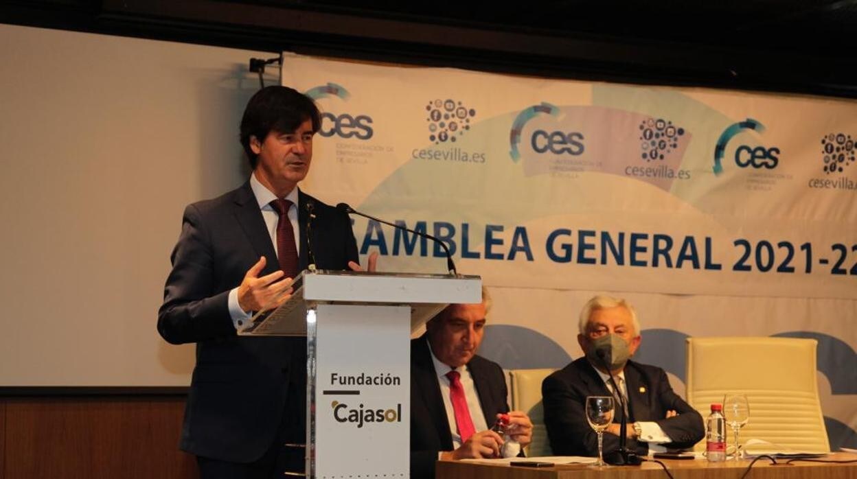 El presidente de la CES, Miguel Rus, se dirige a la asamblea general de la patronal sevillana, que se ha celebrado en la Fundación Cajasol