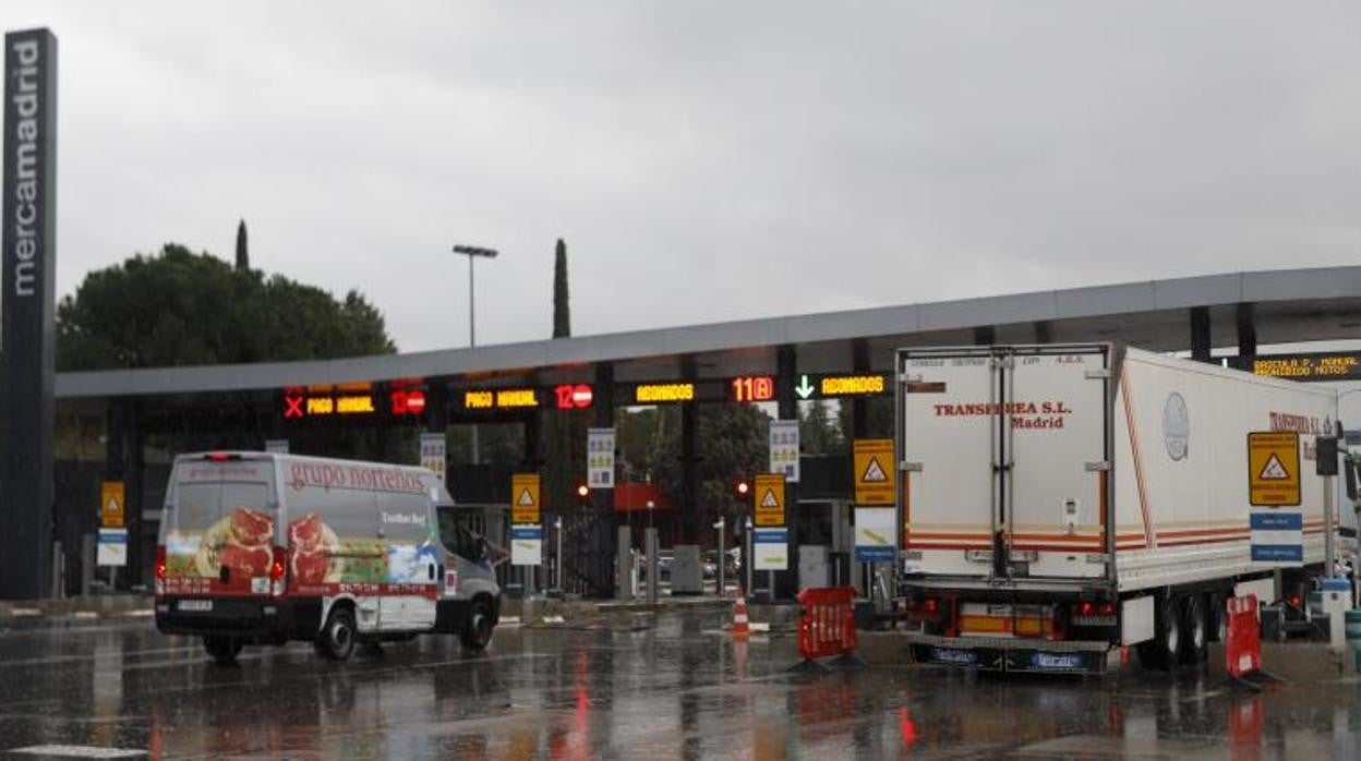 Varios vehículos a la entrada de Mercamadrid en plena semana de huelgas