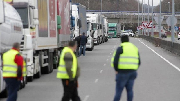 Paro de los transportistas en directo: Más de 100.000 puestos de trabajo están en riesgo por las protestas