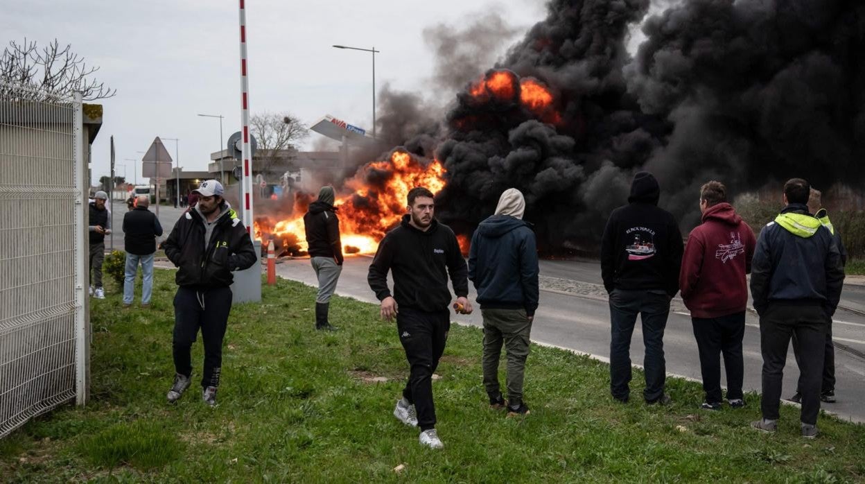 Protestas de pescadores contra el aumento del precio del combustible, en La Rochelle (Francia)