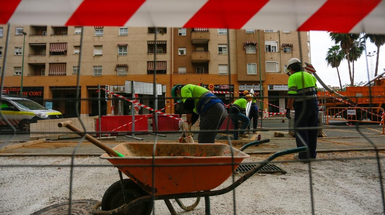 Obras de construcción en una calle de Sevilla capital