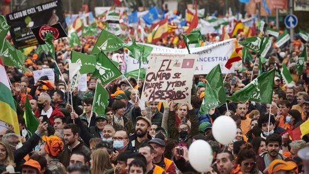 El campo inunda las calles de Madrid contra las políticas de Sánchez hacia el sector primario