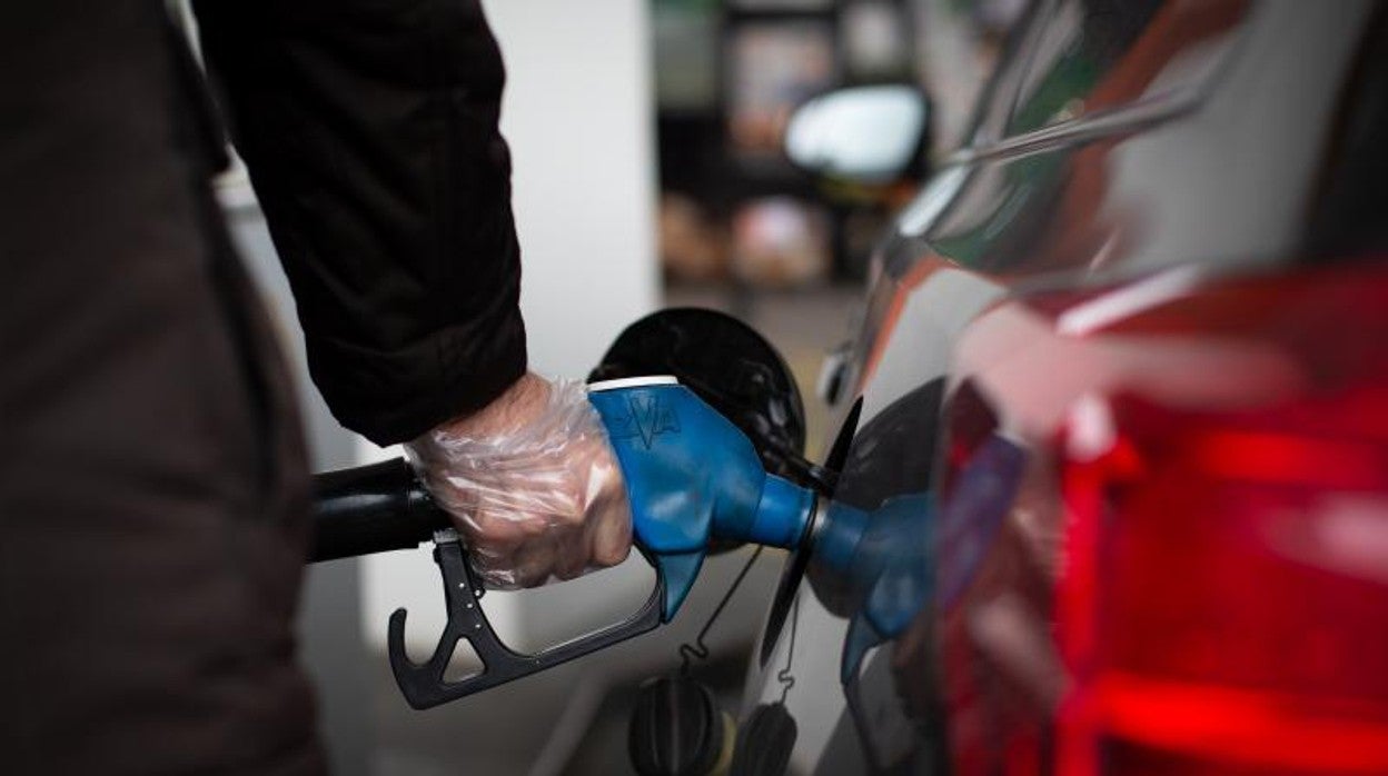 Un hombre reposta en una gasolinera de Barcelona