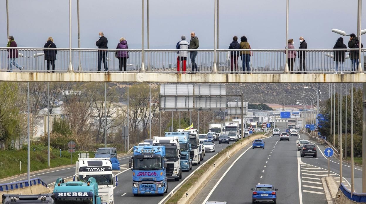 Camiones secundando el paro ayer en Logroño