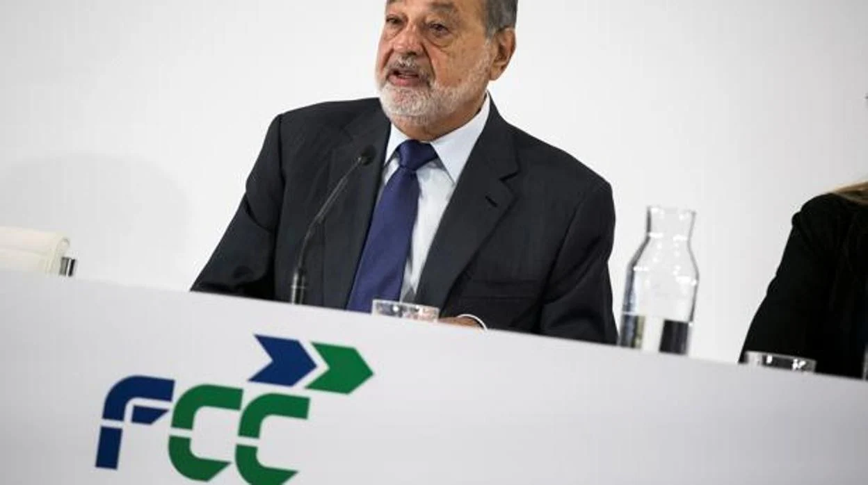 El empresario mexicano Carlos Slim, junto al equipo directivo de FCC